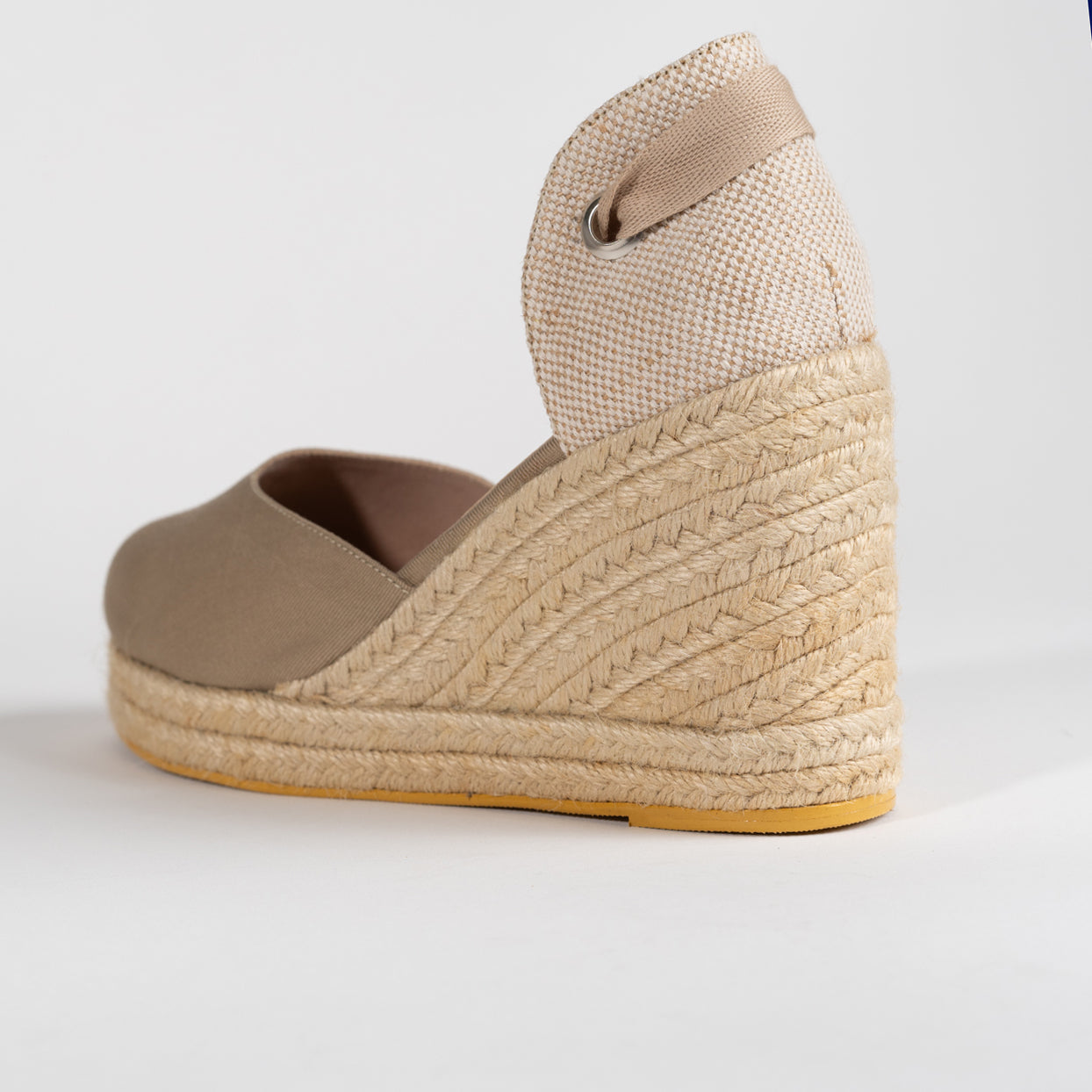 Alpargata cerrada beige