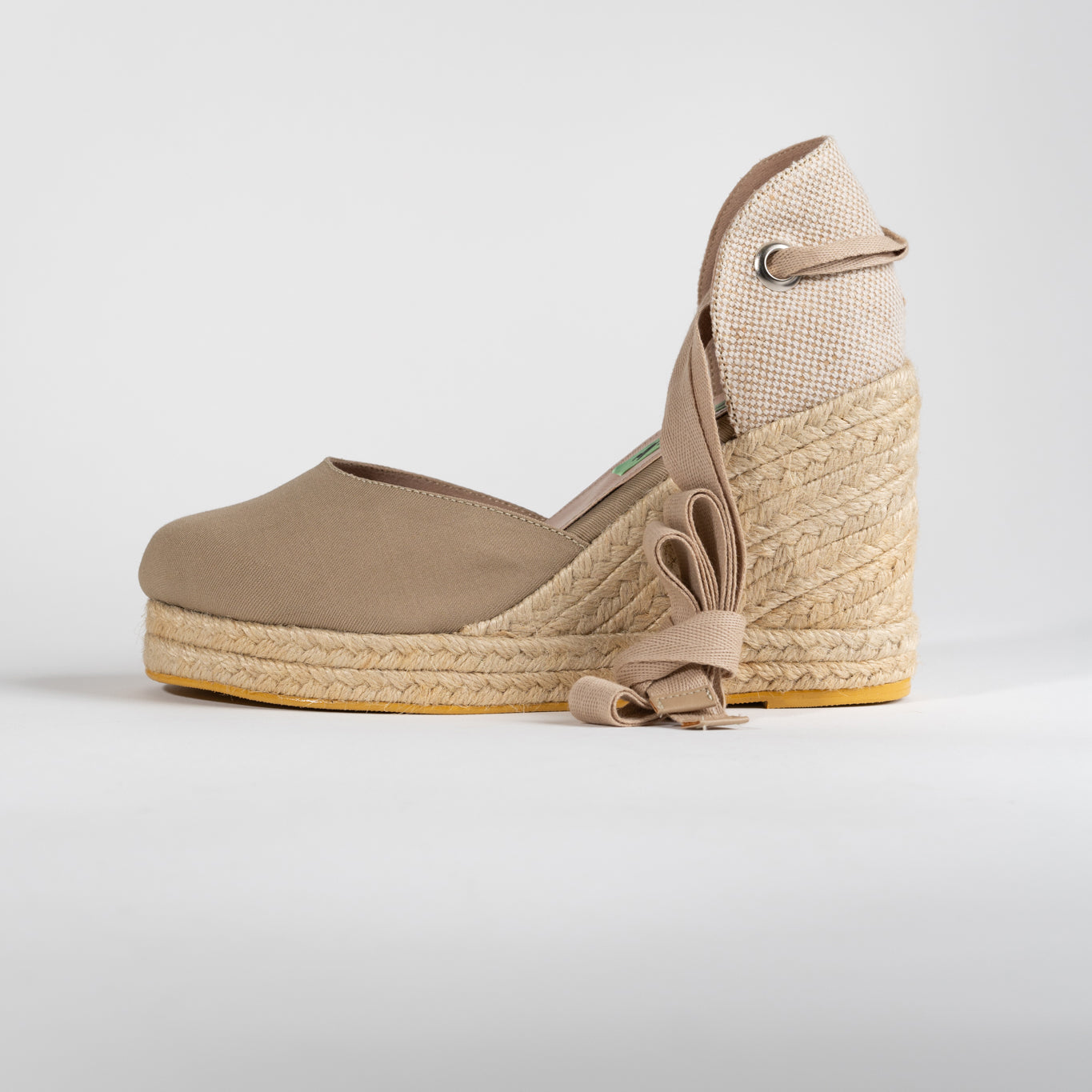 Alpargata cerrada beige