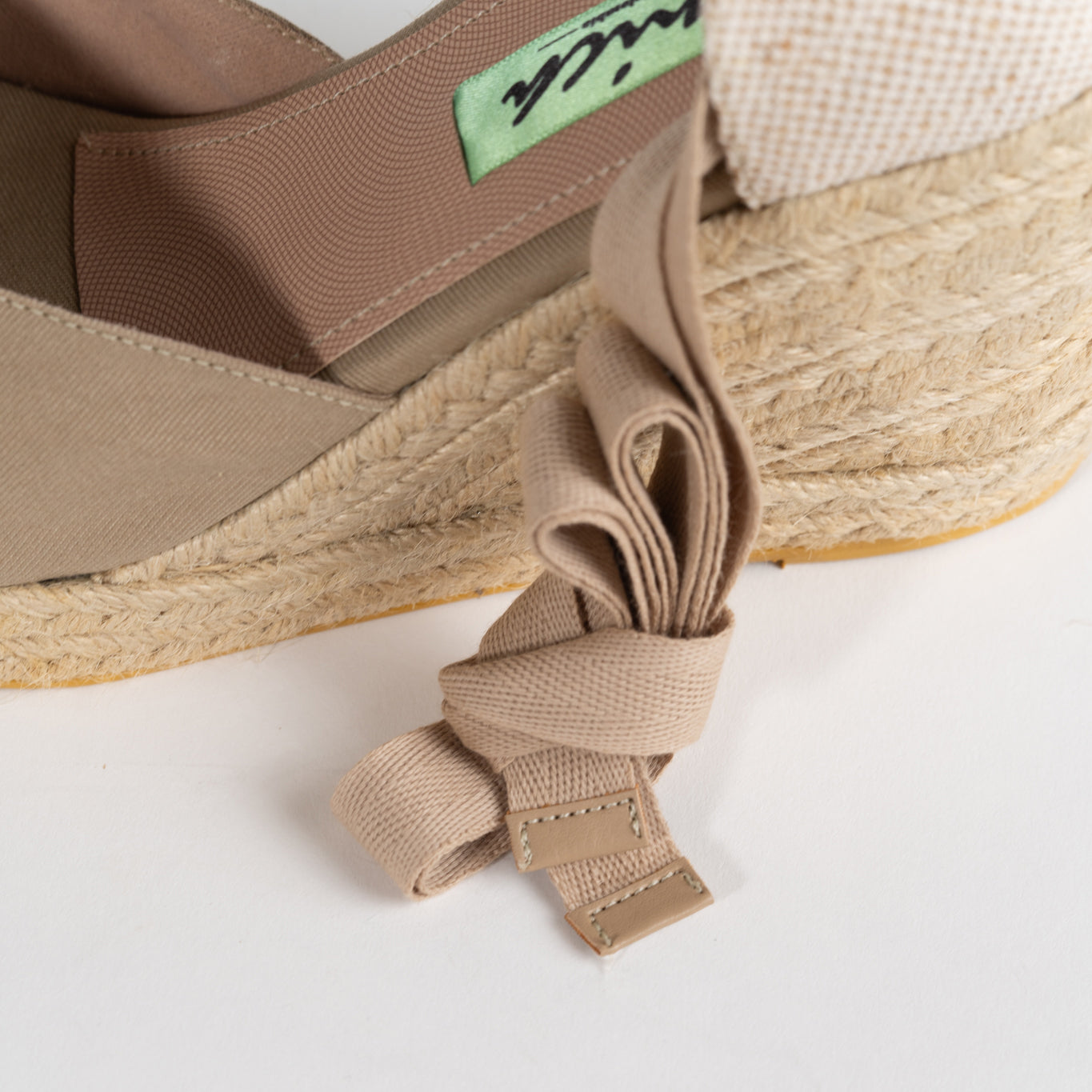 Alpargata cerrada beige